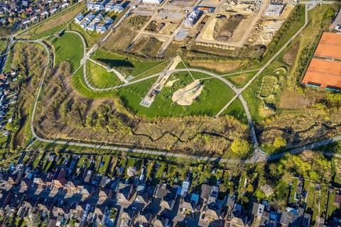 Aerial view, Auenpark and Selmer Bach with green area, residential area Grüner Weg, bycatch, Selm,