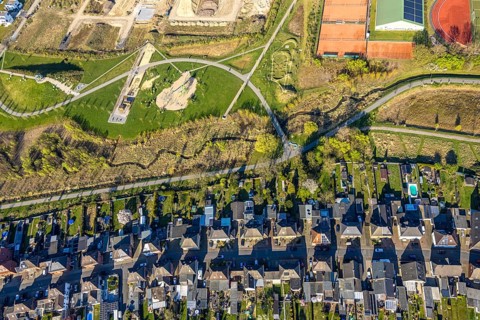 Aerial view, Auenpark and Selmer Bach with green area, residential area Grüner Weg, bycatch, Selm,