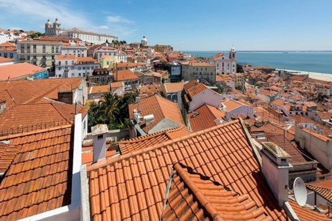 View over the red roofs of Lisbon to the Cathedral SÃ©, Lisbon, Lisbon District, Portugal, Europe,