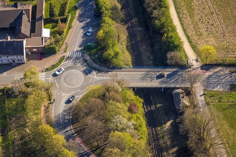 Aerial view, road traffic with bridge Vinnumer Straße over railway tracks and railway keeper's