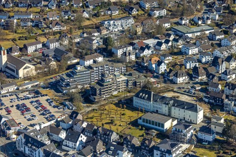 Aerial photograph, Am Hohenstein primary school, Protestant cemetery and war cemetery,