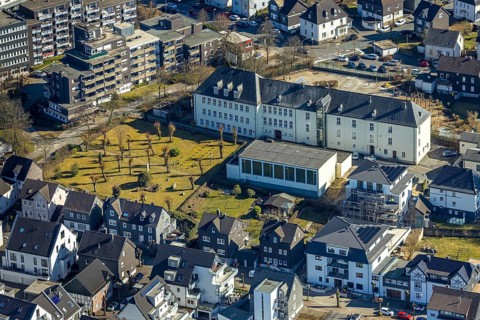 Aerial view, primary school Am Hohenstein, Protestant cemetery and war cemetery, Olpe town, Olpe,