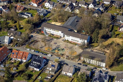 Aerial view, Grundschöttel primary school and schoolyard with pupils, Oberwengern, Wetter, Ruhr