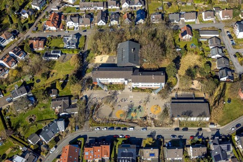 Aerial view, Grundschöttel primary school and schoolyard with pupils, Oberwengern, Wetter, Ruhr