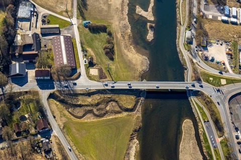Aerial view, Ruhr bridge Wickede (Ruhr) over the river Ruhr with sandbanks, Mühlenbach meander,