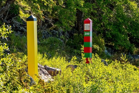 Border Norway-Russia, border posts, yellow border post Norway, red-green border post Russia,