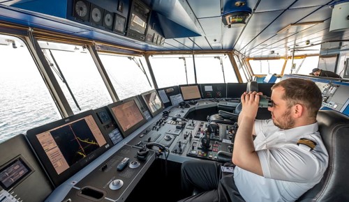 MS Polarlys, command bridge, officer on bridge, Honningsvåg, Finnmark, Norway, Scandinavia, Europe,