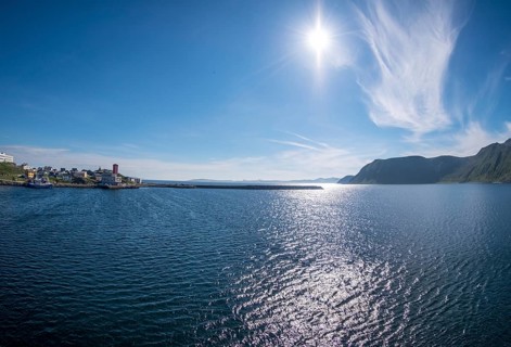 Harbour entrance and lighthouse, Honningsvåg, Finnmark, Norway, Scandinavia, Europe, adventure