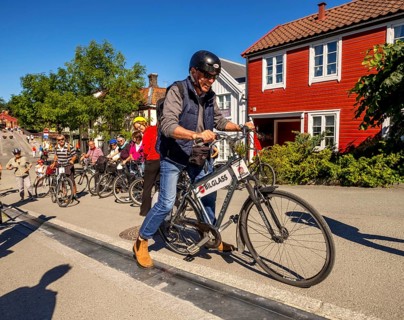 Tourist at bike rental, Trondheim, bike lift, Trøndelag, Norway, Scandinavia, Europe, adventure