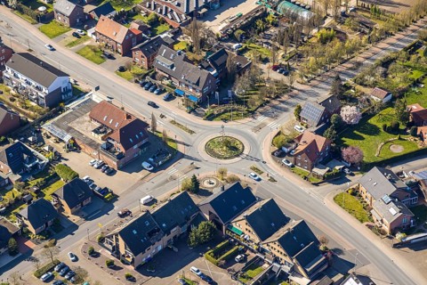 Aerial view, roundabout Werner Straße with maypole, Stockum, Werne, Ruhr area, North