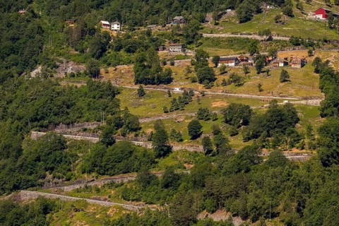 Geirangerfjorden Feriesenter, holiday centre Geirangerfjord, fjord camping cabins, mountainside