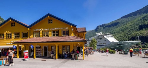 Tourists in Flåm, FABRIK KUTSALG FACTORY OUTLET, shops, yellow wooden house, excursion boat, fjord,