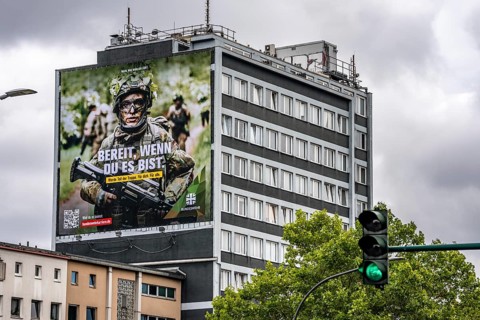 Large-format advertising poster of the German Armed Forces, for recruitment, on a residential