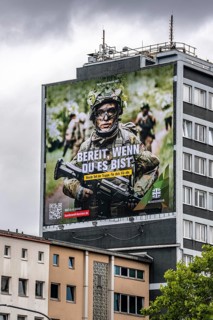 Large-format advertising poster of the German Armed Forces, for recruitment, on a residential