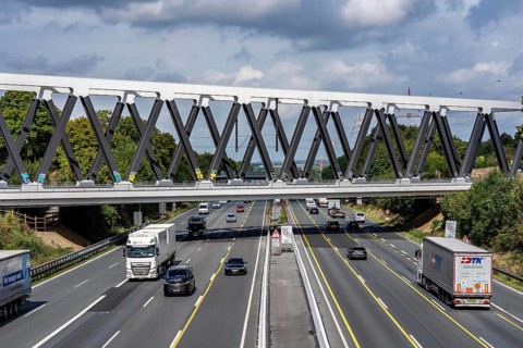 The new railway bridge over the A1 motorway at the Dortmund-Unna motorway junction, steel truss
