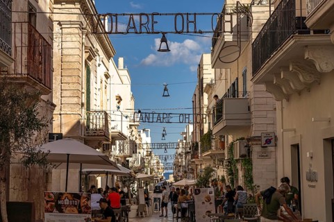 The lyrics of the song VOLARE Nel blu dipinto di blu as illumination over the pedestrian zone Via