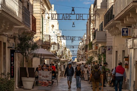 The lyrics of the song VOLARE Nel blu dipinto di blu as illumination over the pedestrian zone Via