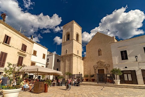 The square Piazza Vittorio Emanuele and the church Chiesa Madre di Santa Maria Assunta, Polignano a