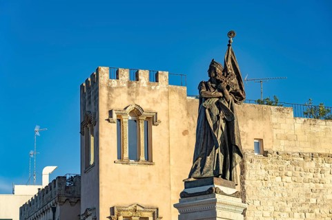 Statue on the Monumento agli Eroi e ai Martiri Otrantini del 1480 in front of the historic centre