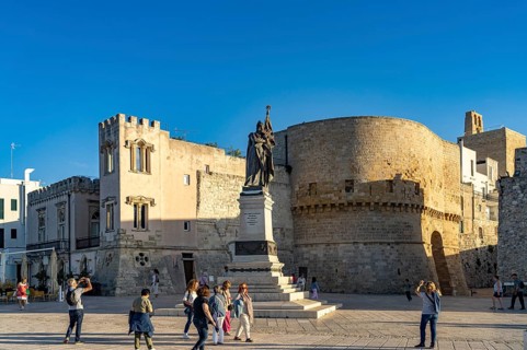 Torre Alfonsina and the Monumento agli Eroi e ai Martiri Otrantini del 1480 in front of the