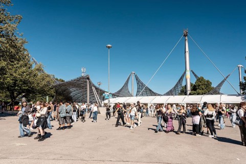 Festival visitors at the entrance to the Superbloom Festival, day 2 in the Olympiapark, Munich,