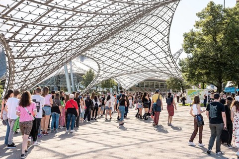 Festival visitors waiting for admission to the Superbloom Festival, day 2 at the Olympiapark,