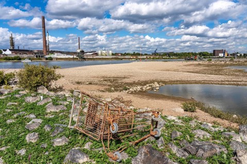 Rhine near Duisburg, low water, Rhine level, the right bank of the Rhine, near Duisburg-Neuenkamp,