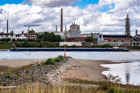 Rhine near Duisburg, low water, Rhine level, the right bank of the Rhine, near Duisburg-Neuenkamp,