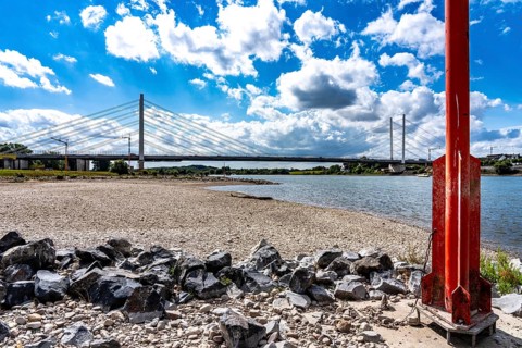 Rhine near Duisburg, low water, Rhine level, the right bank of the Rhine, near Duisburg-Neuenkamp,