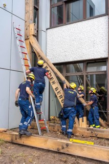 Construction of a façade support for a building in danger of collapsing, with the standard timber
