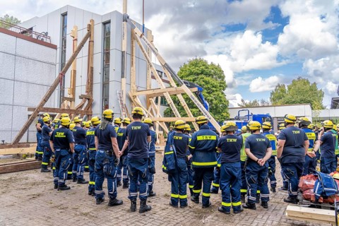 Briefing during the construction of a façade support for a building in danger of collapsing, with