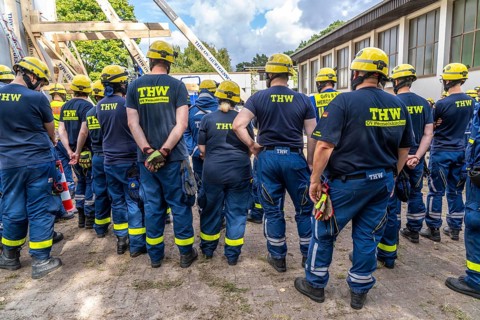Briefing during the construction of a façade support for a building in danger of collapsing, with