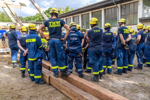 Briefing during the construction of a façade support for a building in danger of collapsing, with