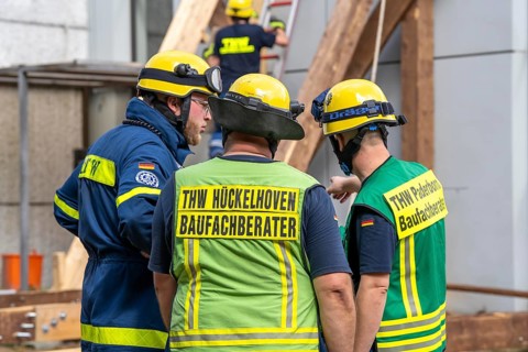 Construction consultant of the THW, advises the emergency services on the condition of a damaged