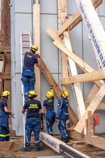Construction of a façade support for a building in danger of collapsing, with the standard timber