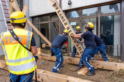 Construction of a façade support for a building in danger of collapsing, with the standard timber
