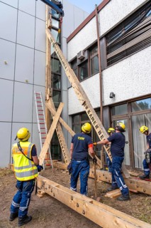 Construction of a façade support for a building in danger of collapsing, with the standard timber