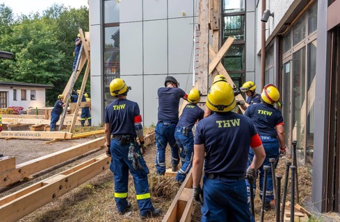 Construction of a façade support for a building in danger of collapsing, with the standard timber
