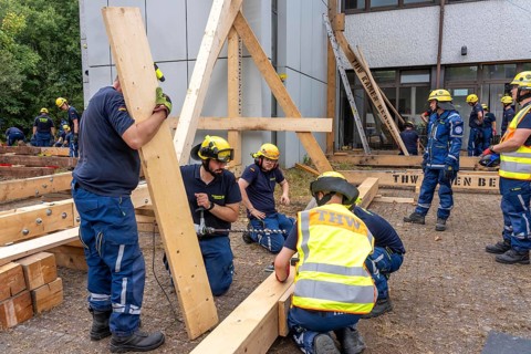 Construction of a façade support for a building in danger of collapsing, with the standard timber