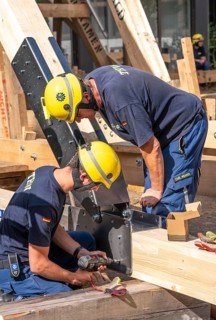 Construction of a façade support for a building in danger of collapsing, with the standard timber