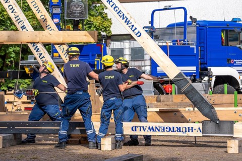 Construction of a façade support for a building in danger of collapsing, with the standard timber