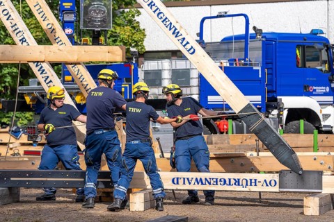 Construction of a façade support for a building in danger of collapsing, with the standard timber