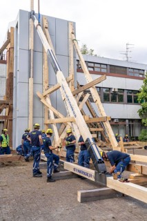 Construction of a façade support for a building in danger of collapsing, with the standard timber