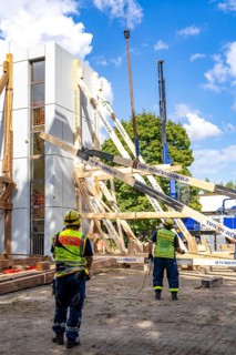 Construction of a façade support for a building in danger of collapsing, with the standard timber