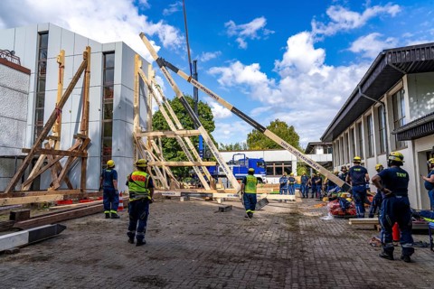 Construction of a façade support for a building in danger of collapsing, with the standard timber