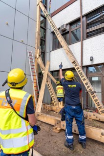 Construction of a façade support for a building in danger of collapsing, with the standard timber