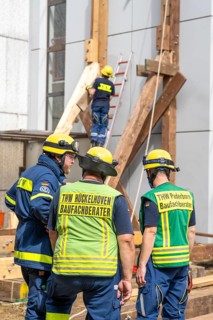 Construction consultant of the THW, advises the emergency services on the condition of a damaged