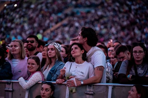Visitors cuddle during Raye's performance at the Superbloom Festival, Day 1 at the Olympiapark,