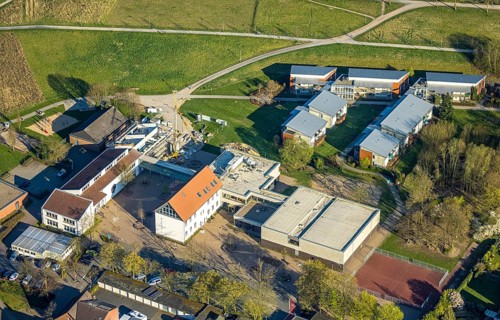 Aerial photo, Wieschhofschule Olfen with construction site, moated castle retirement home, Olfen
