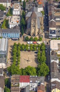 Aerial view, greened Altmarkt and Victory Column with Angel of Peace, catholic parish church Herz